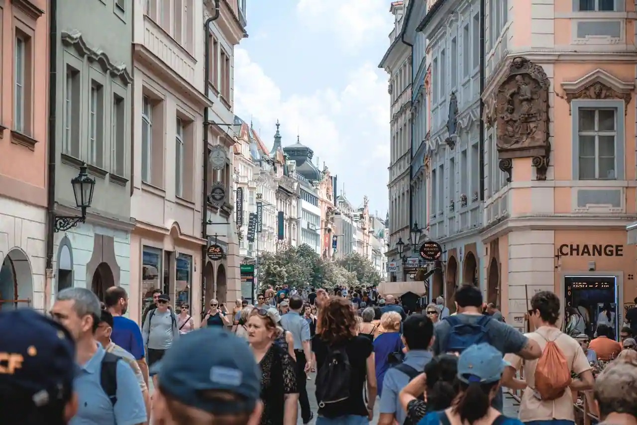 Rue d'une vieille ville européenne animée par une foule de touristes en pleine saison
