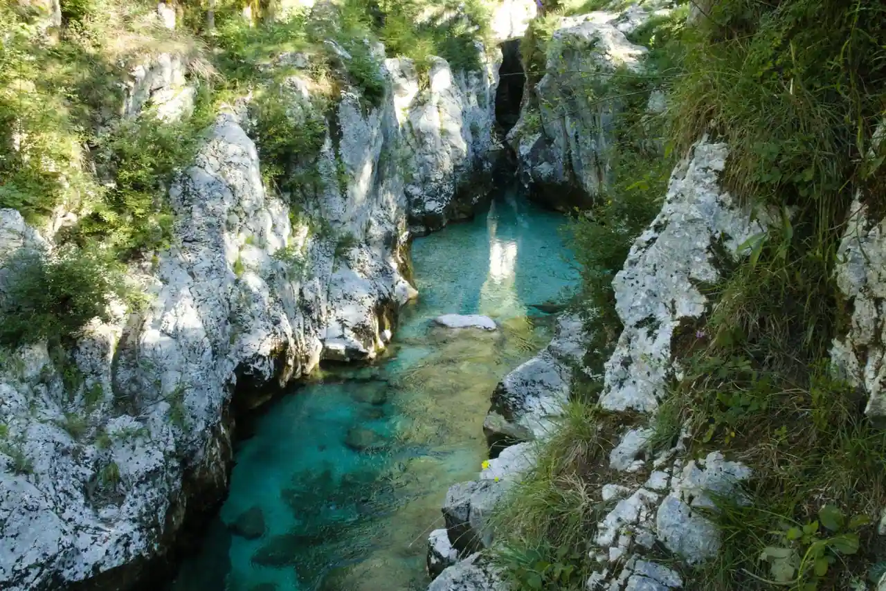 Rivière aux eaux turquoise serpentant au fond d'un canyon aux hautes falaises calcaires
