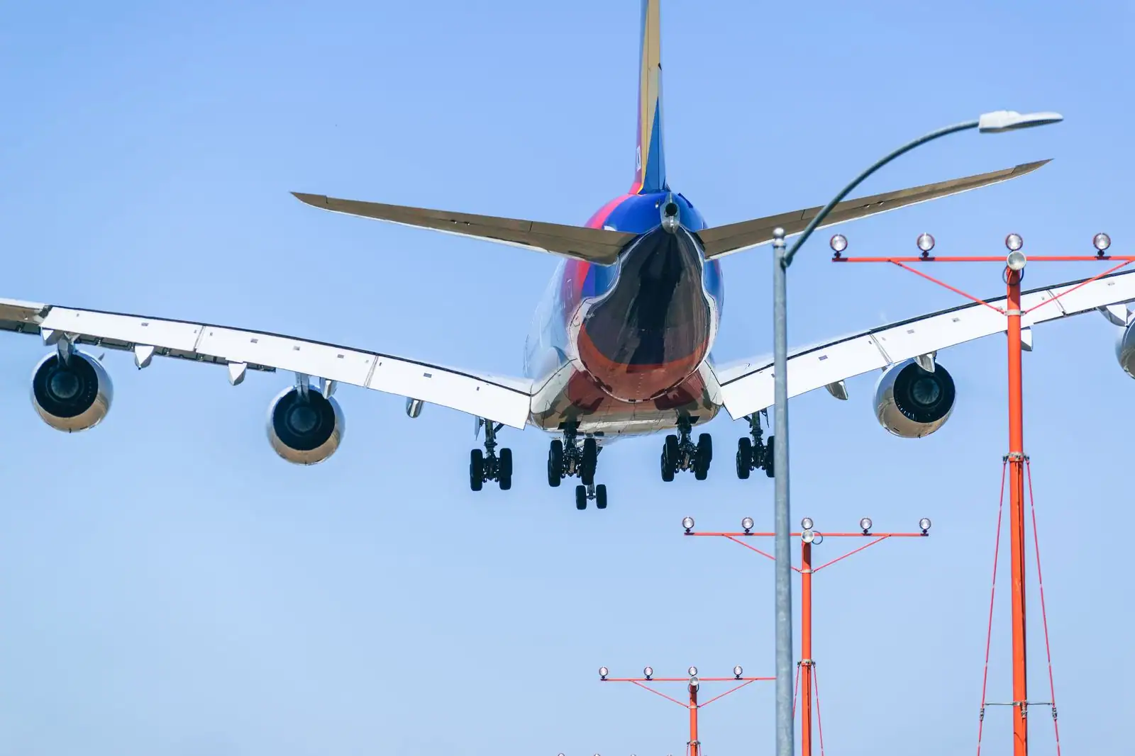 Avion de ligne d'une compagnie aérienne au décollage sur la piste d'un aéroport