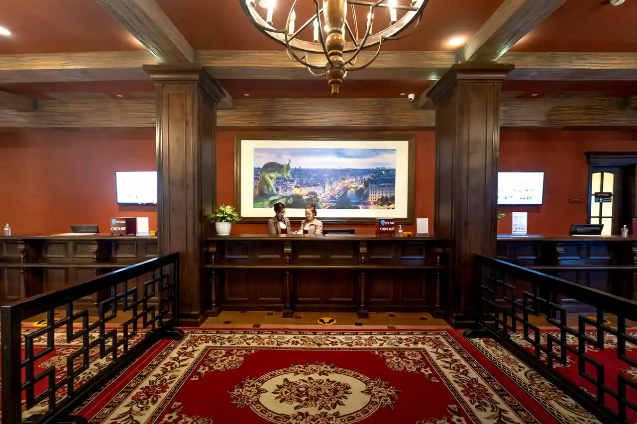 Comptoir de réception d'un hôtel avec personnel d'accueil et hall décoré