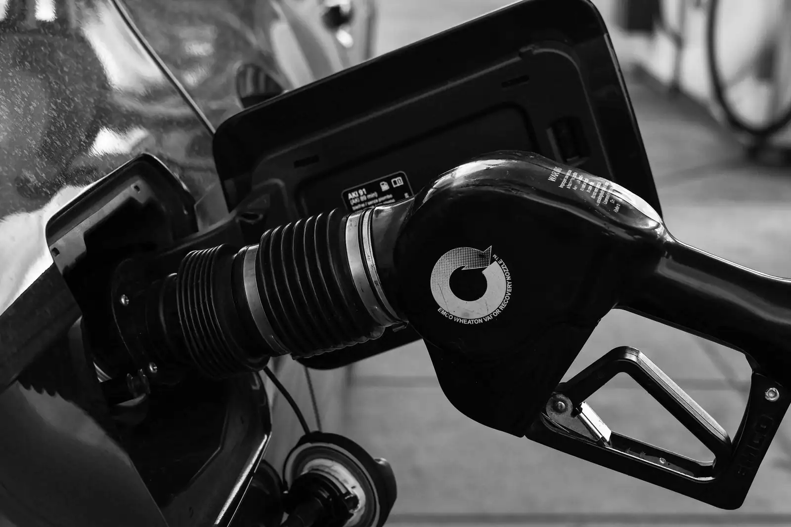 Pistolet de pompe à carburant inséré dans le réservoir d'une voiture en station-service