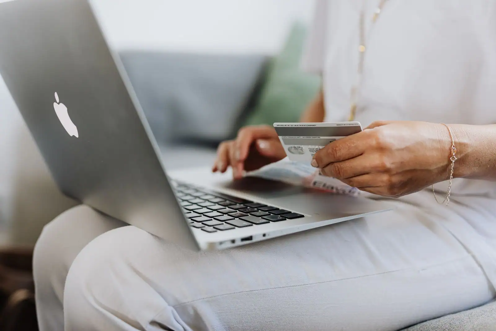 Internaute comparant des prix en ligne sur un ordinateur portable