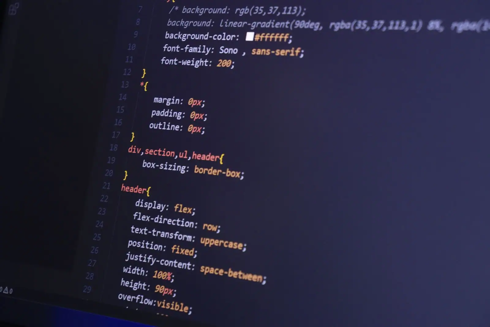 Écran d'ordinateur affichant du code et des données structurées sur fond sombre