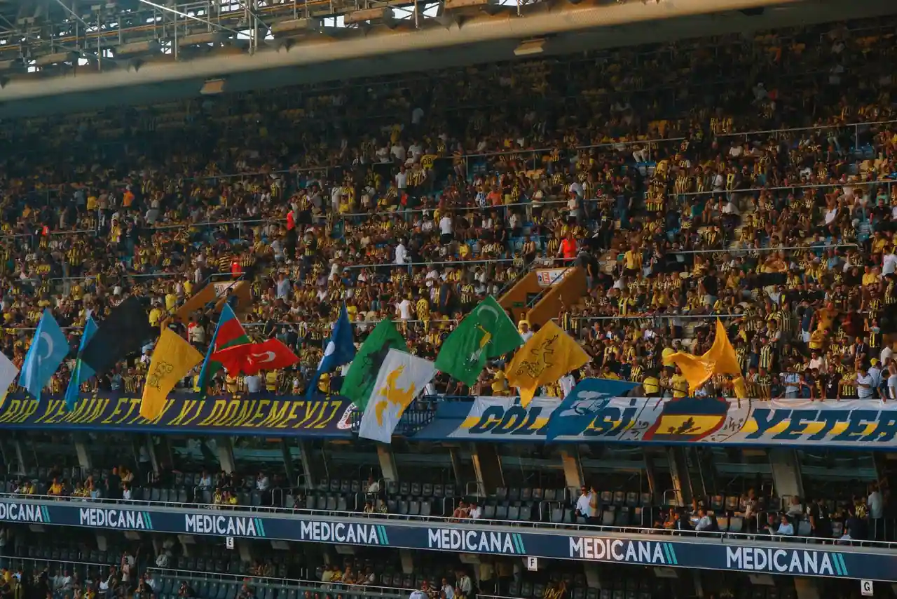 Des supporters massés dans les tribunes d'un stade lors d'un match de football.