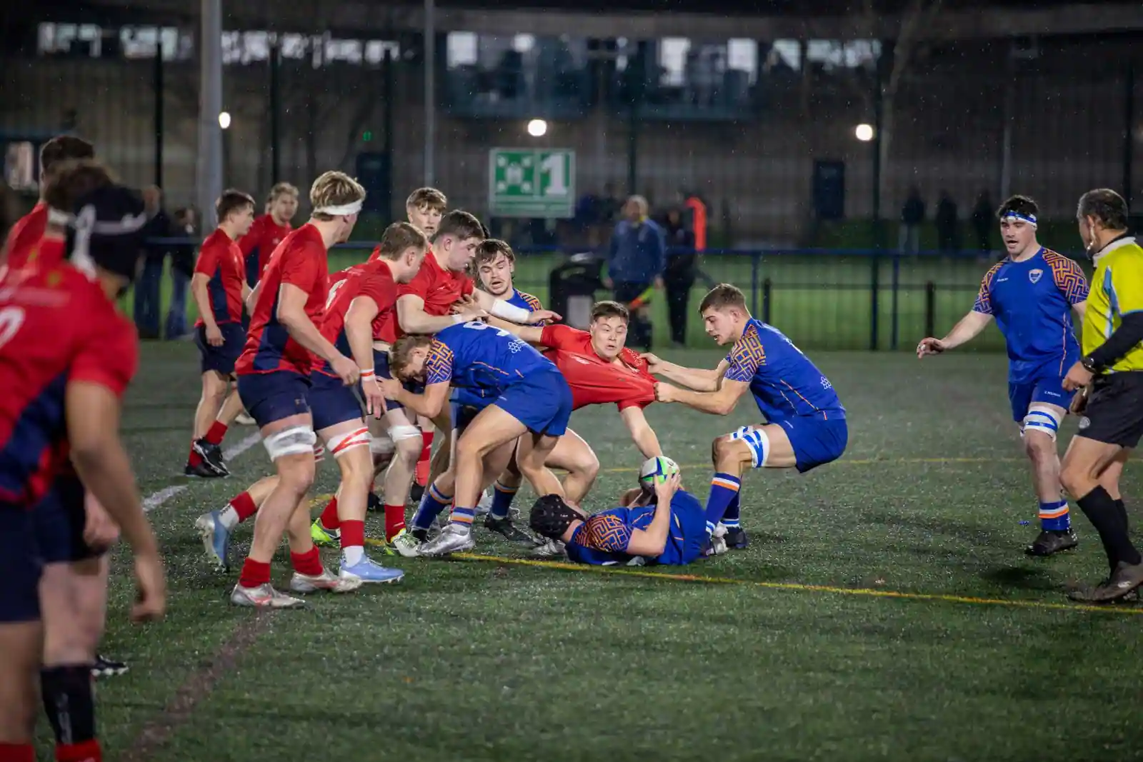Joueurs de rugby à XV en plein match sur la pelouse d'un stade