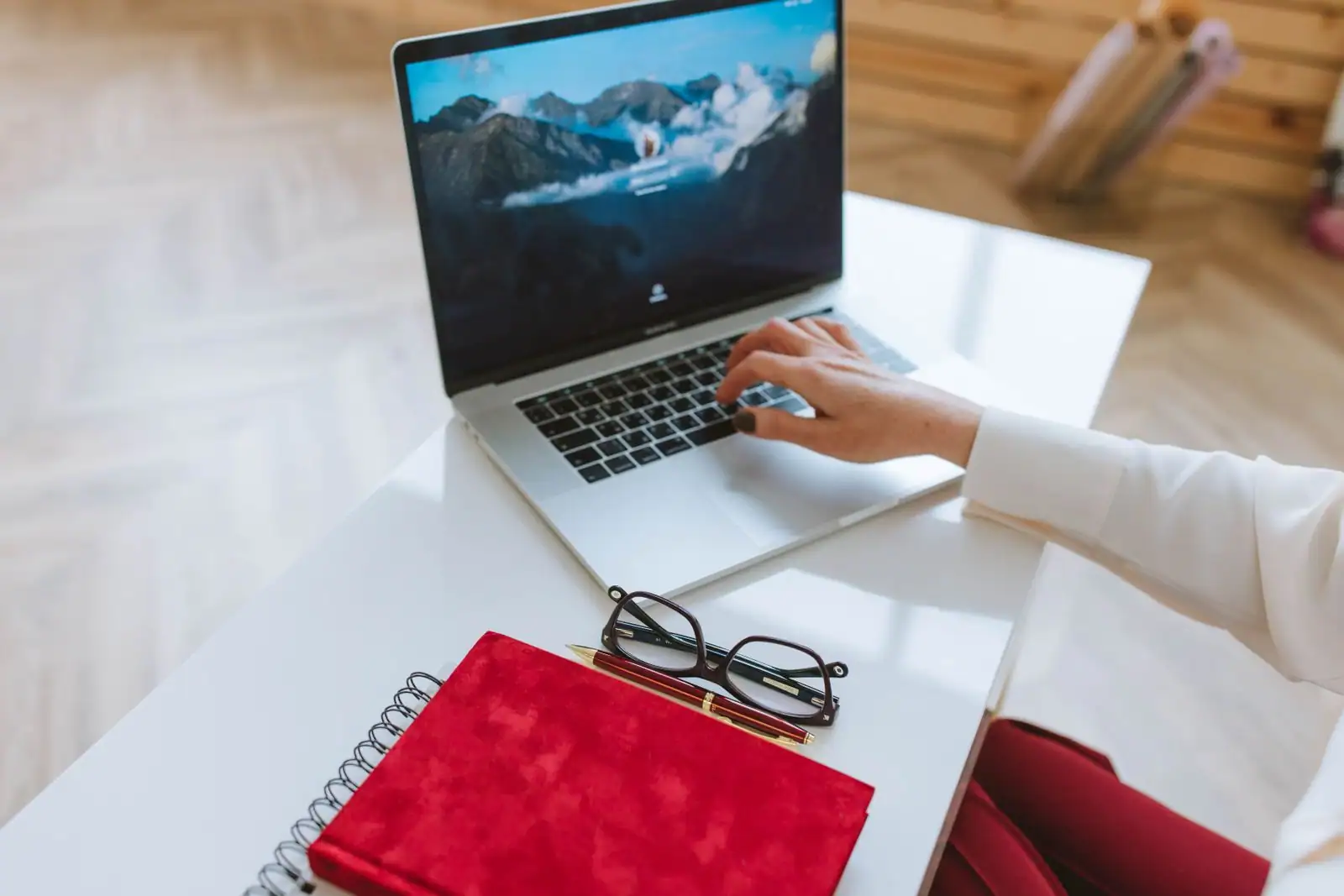 Personne travaillant sur un ordinateur portable à un bureau clair