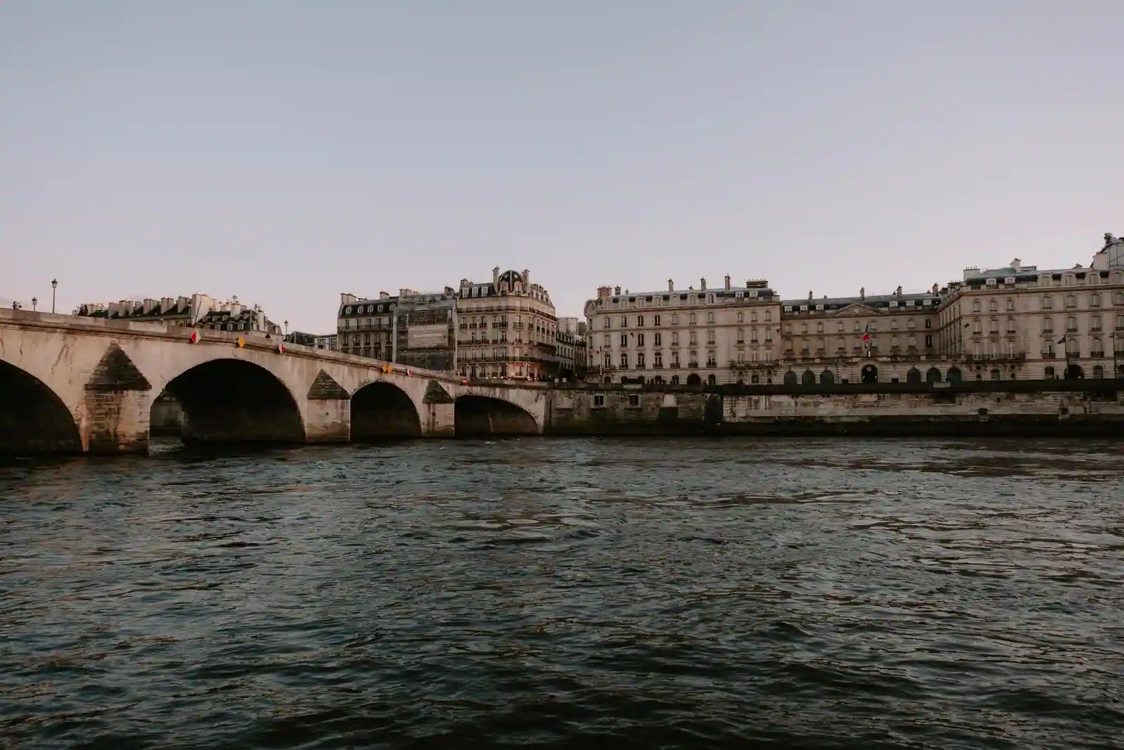 Monuments du centre historique de Paris au bord de la Seine