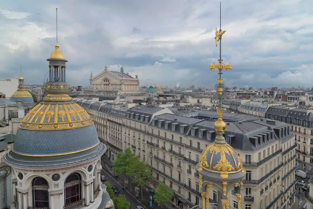 Vue panoramique sur les toits de Paris et l'Opéra Garnier depuis une terrasse en hauteur