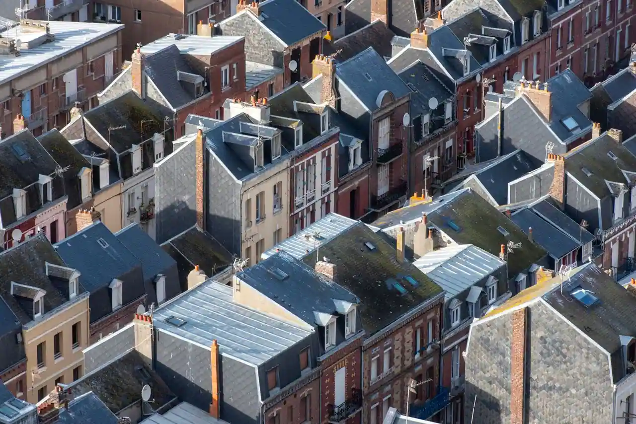 Vue aérienne sur les toits serrés d'une ville de Normandie sous un ciel clair
