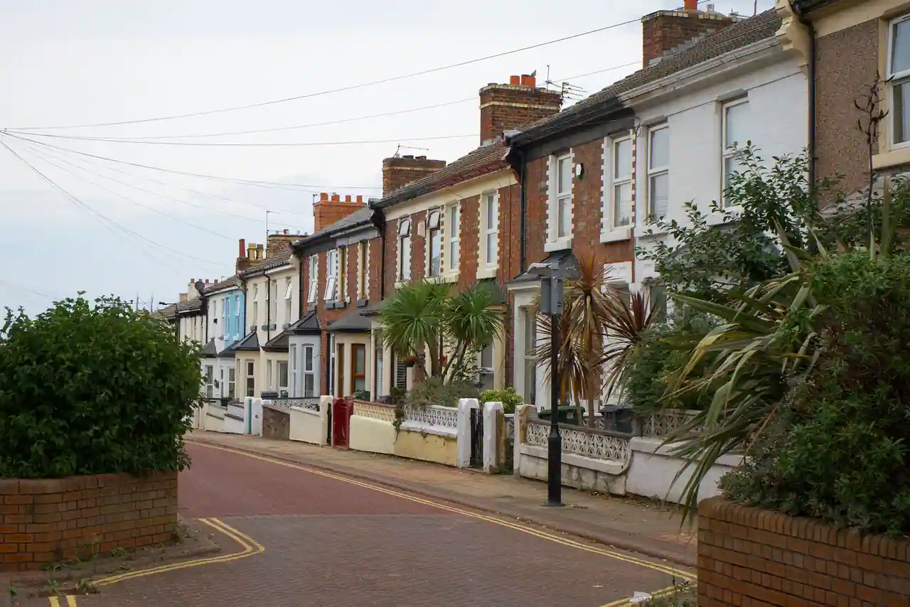 Rangée de maisons mitoyennes en briques le long d'une rue résidentielle typiquement anglaise