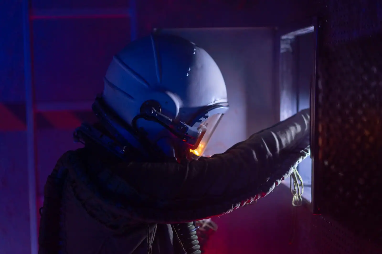 Une personne en combinaison et casque spatial dans un décor de science-fiction, image d'illustration.