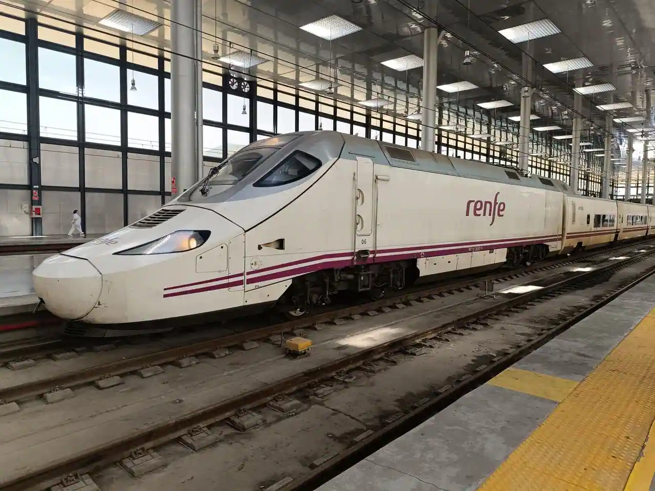 Train à grande vitesse Renfe à quai dans une gare espagnole