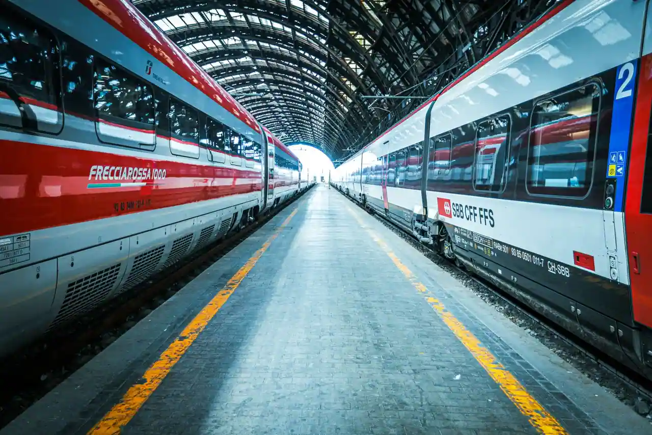 Train à grande vitesse Frecciarossa rouge à quai sous la verrière de la gare de Milano Centrale