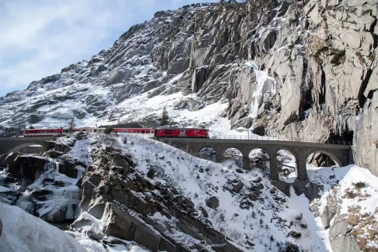 Voyager en train en Suisse : réseau, panoramiques et pass