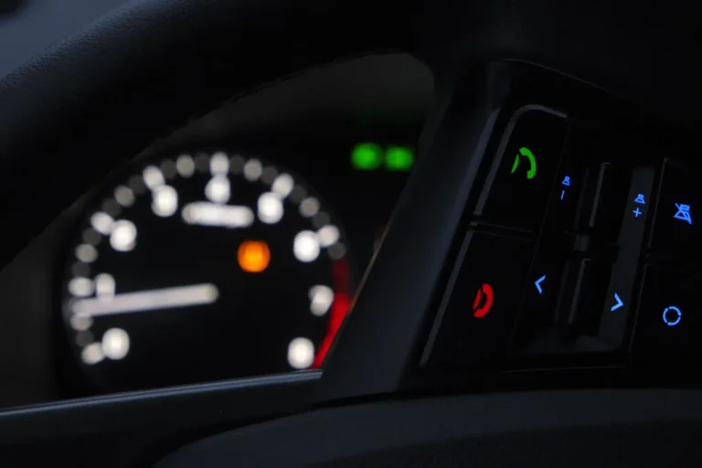 Voyant orange voiture : comprendre et savoir quoi faire