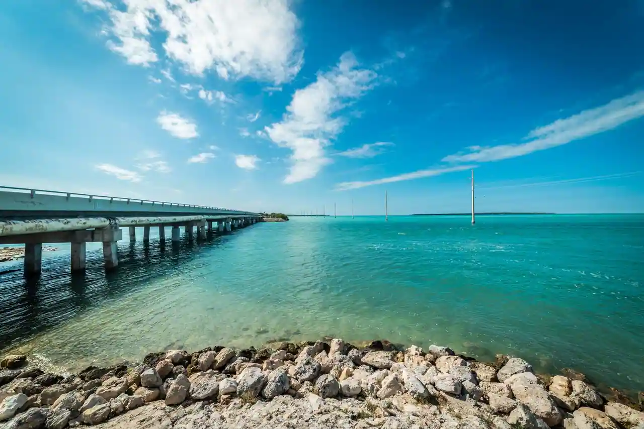 Route surélevée traversant une mer turquoise entre les îles des Keys, au sud de la Floride