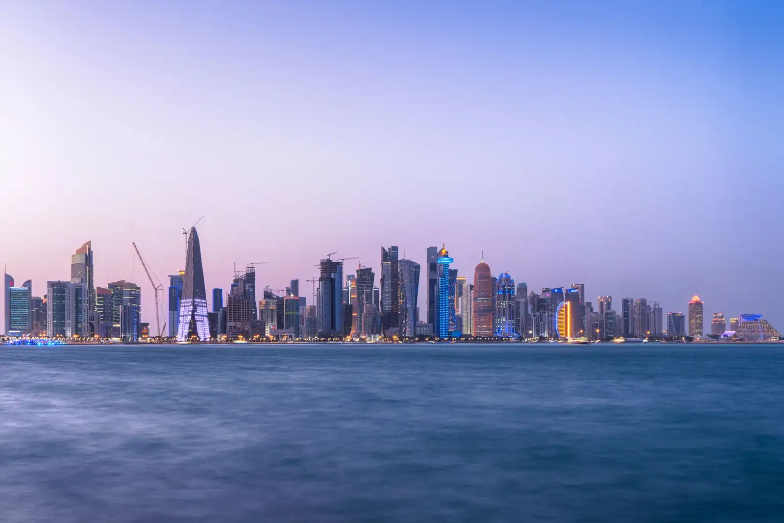 Gratte-ciel de Doha au crépuscule le long de la baie, capitale du Qatar et hub de la compagnie.