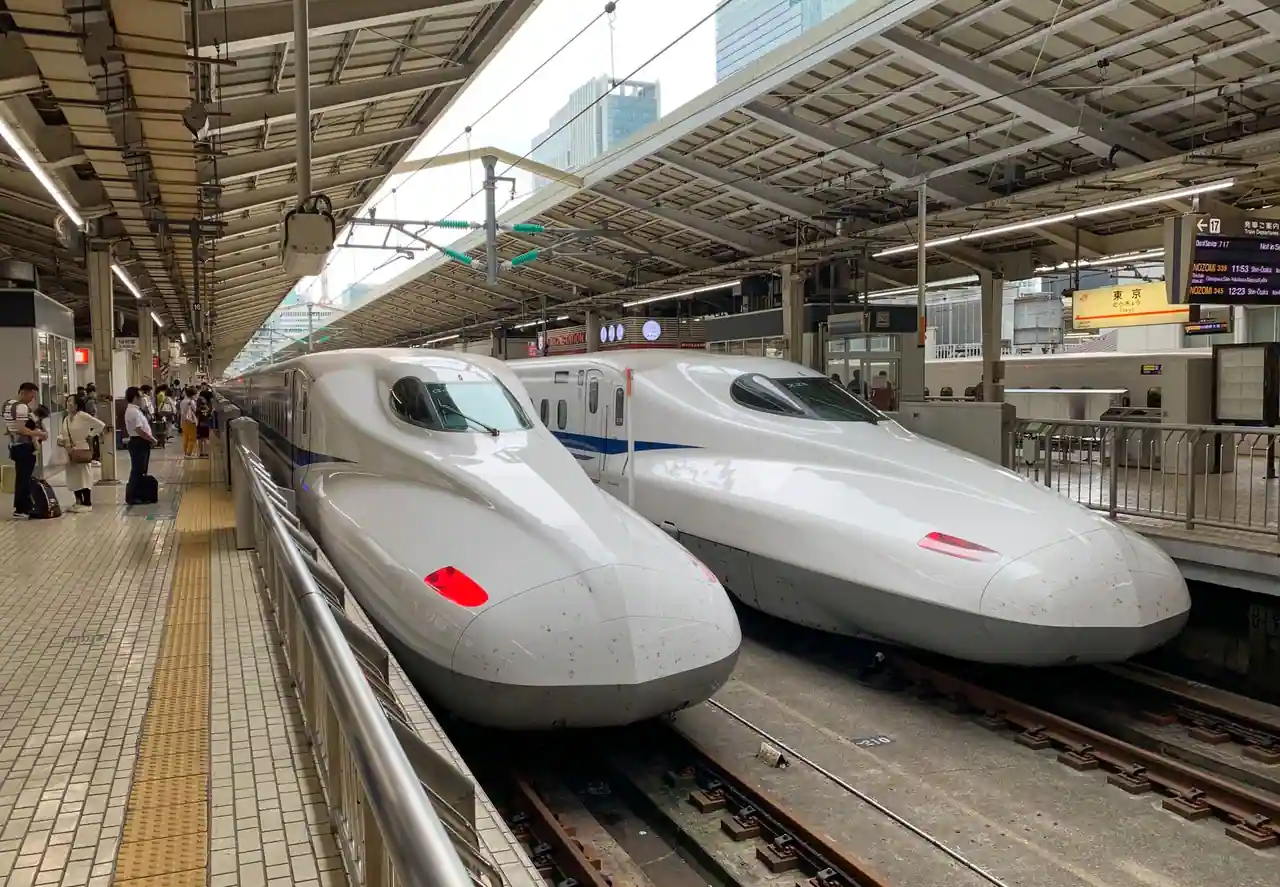 Deux shinkansen de la série N700 à quai en gare de Tokyo, nez contre nez sous la marquise.