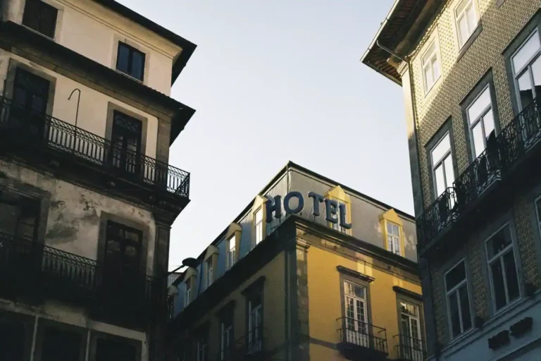 Hôtel autour de moi : trouver une chambre à proximité, même tard