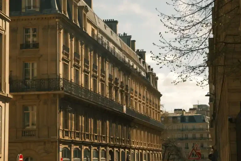Hôtel Plaza Athénée : comprendre le palace de l&rsquo;avenue Montaigne