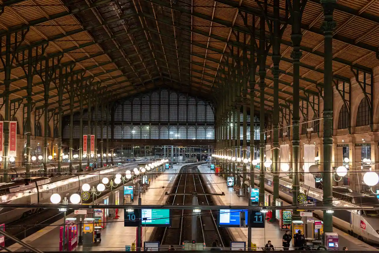 Gare du Nord à Paris, quais et trains à grande vitesse SNCF sous la verrière du XIXe siècle.
