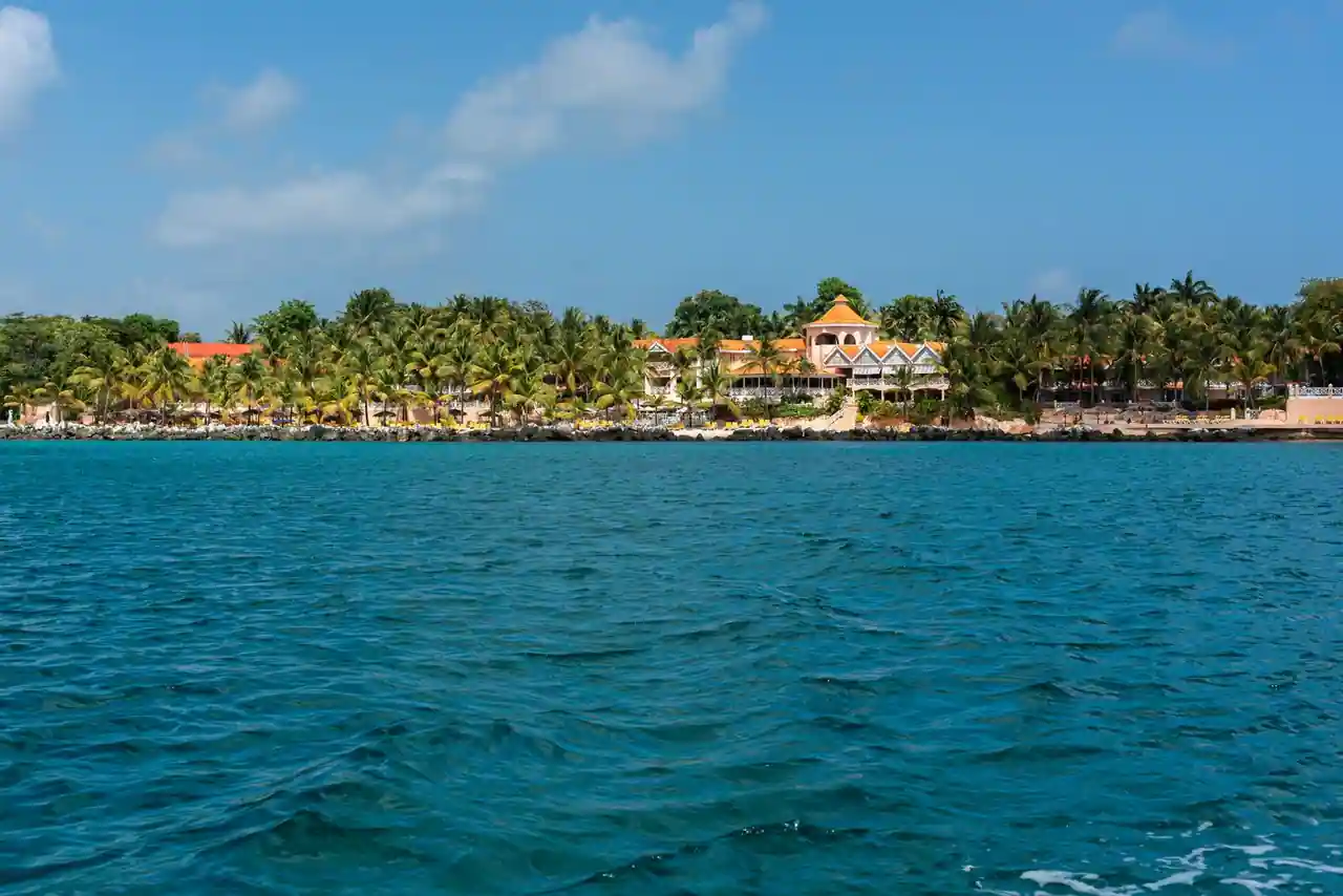 Plage tropicale déserte en Martinique en basse saison touristique